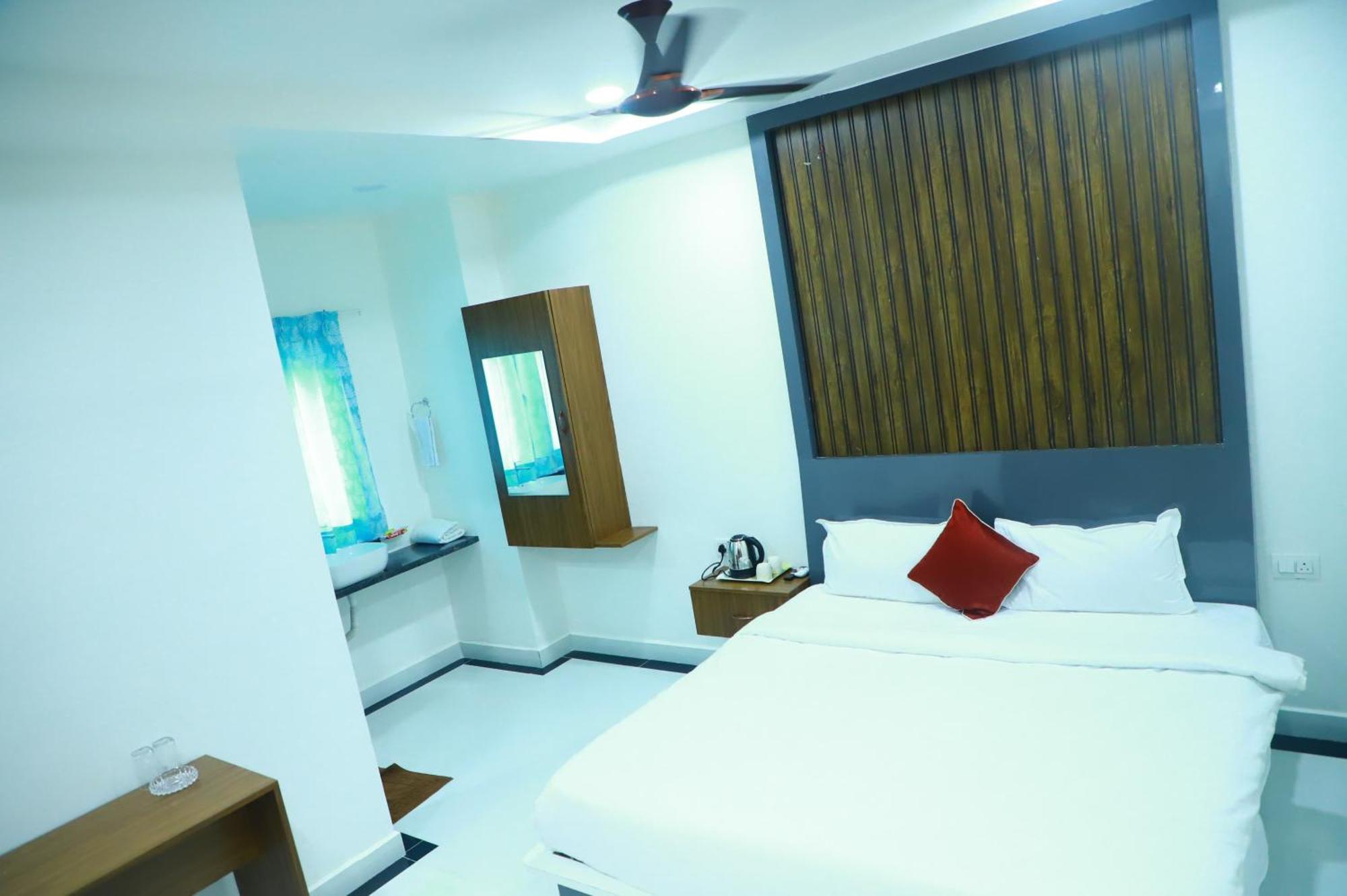 Sri Raghavendra Grand Hotel Turkapally Екстериор снимка